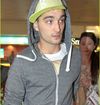 the-wanted-jay-mcguiness-carries-froggy-friend-at-the-airport-02.jpg